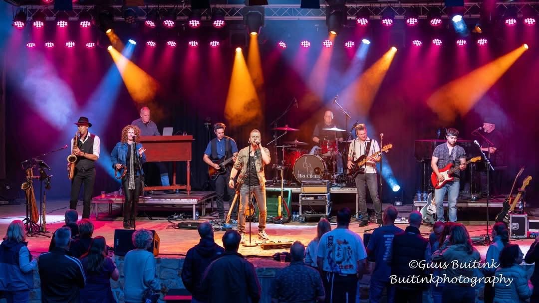 Band op het podium van Openluchttheater Losser